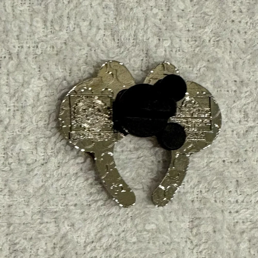 Disney parks Minnie Mouse Ears collector pin